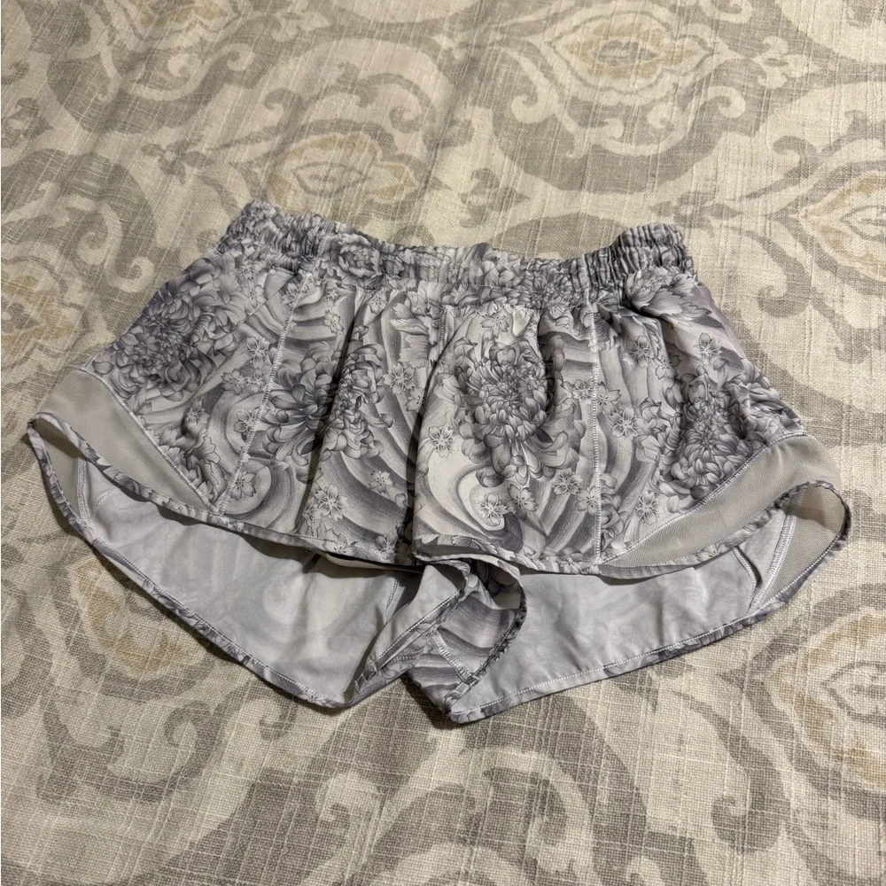 Lululemon Hotty Hot II Ditsy Daisy 2.5” Inseam Shorts 8